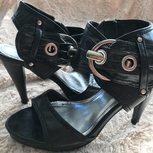 Black heeled sandal with buckle